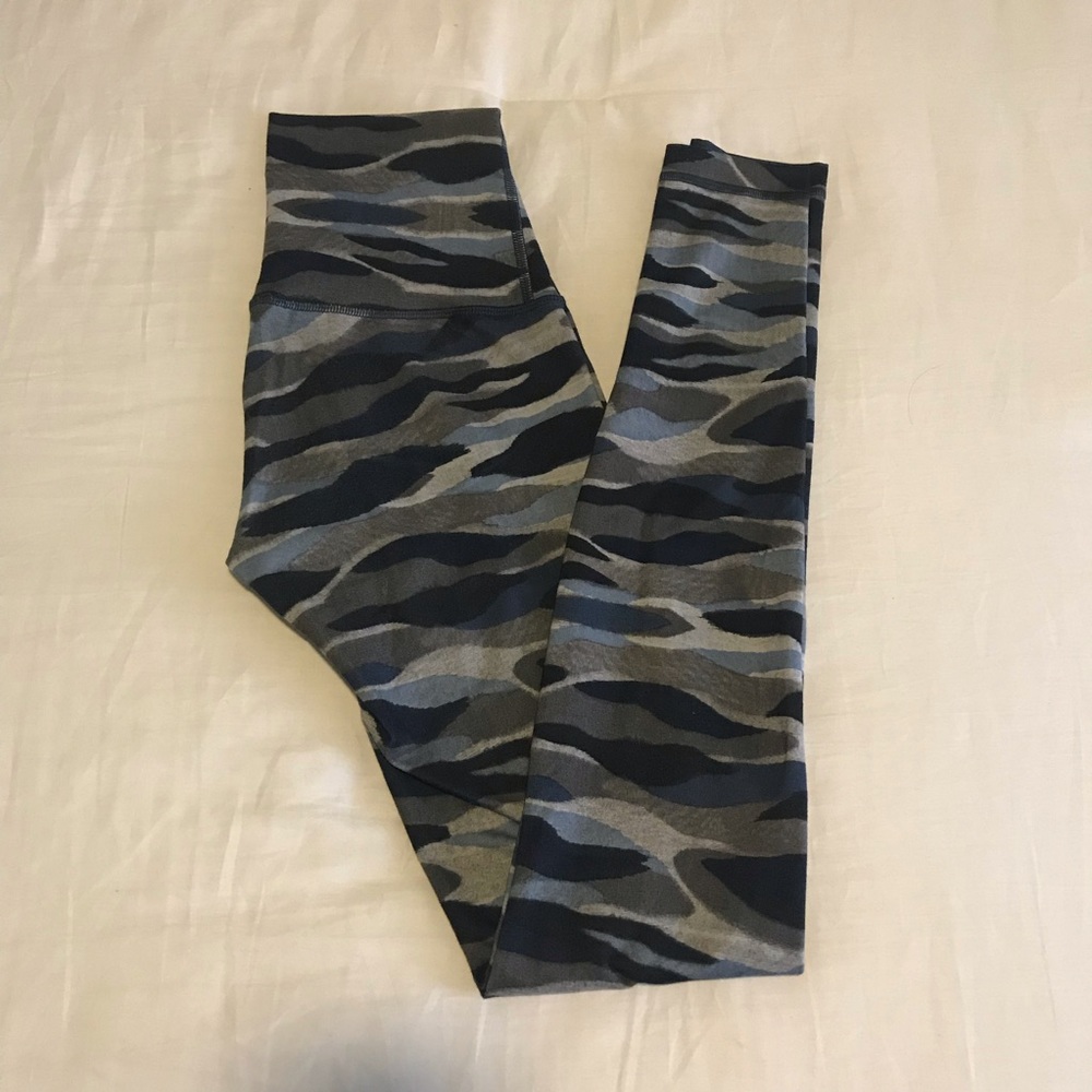 Lululemon Blue & Gray Camo Wunder Unders sz 4